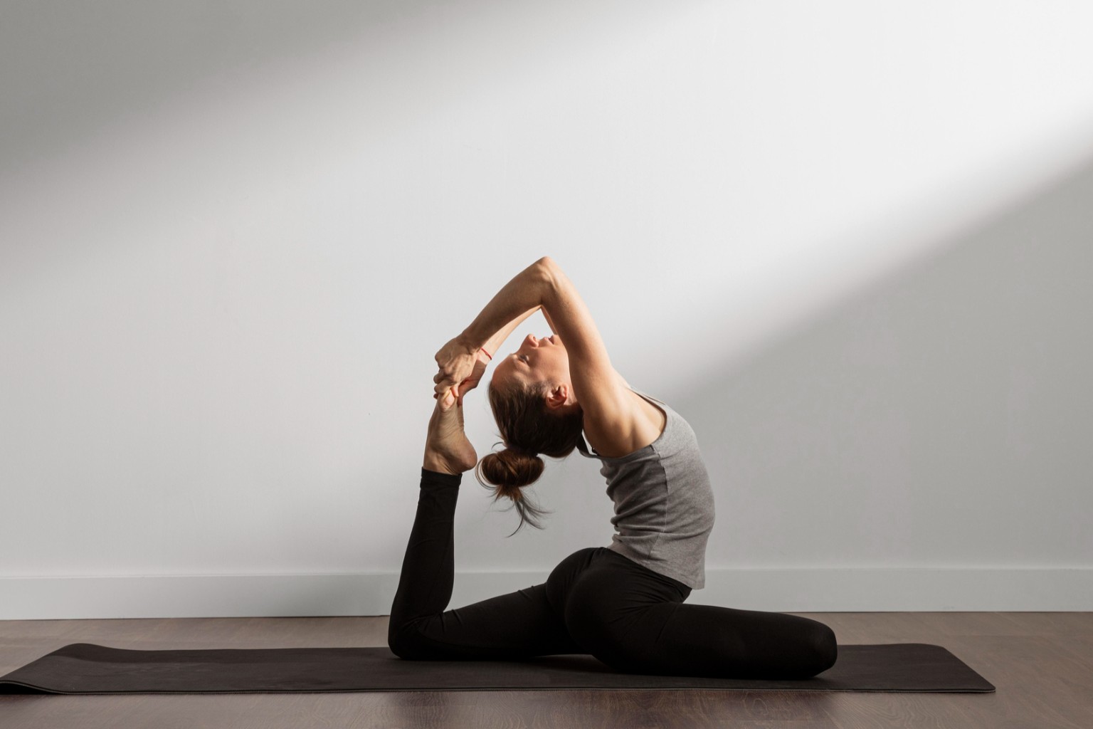 Yogaövningar hemma – enkla pass och positioner för alla nivåer